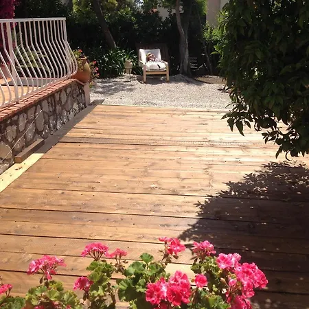 Appartement Rez De Jardin Sur Mer. Cagnes-sur-Mer