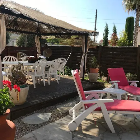 Appartement Rez De Jardin Sur Mer. *