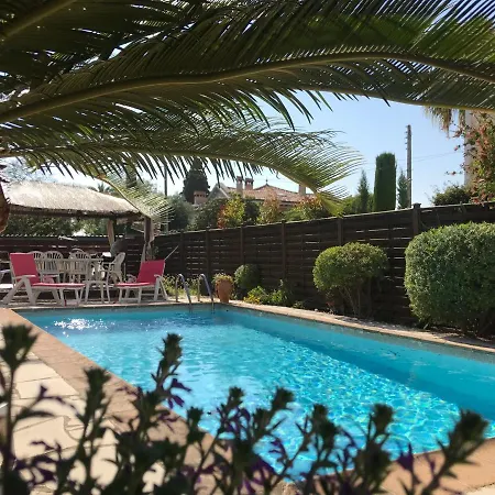Rez De Jardin Sur Mer. *