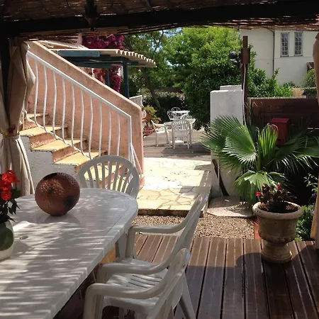 Rez De Jardin Sur Mer. *